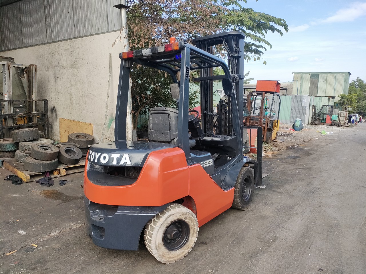 XE NÂNG HOÀNG PHÚC – CÔNG TY CHUYÊN BÁN VÀ CHO THUÊ XE NÂNG UY TÍN